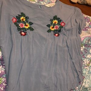 Short sleeve embroidered chambray top